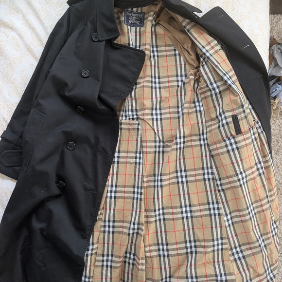 Burberrys Black Coat with Classic Plaid Lining - Picture 8 of 9